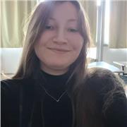 Lycéenne proposant de l'aide aux devoirs en Anglais